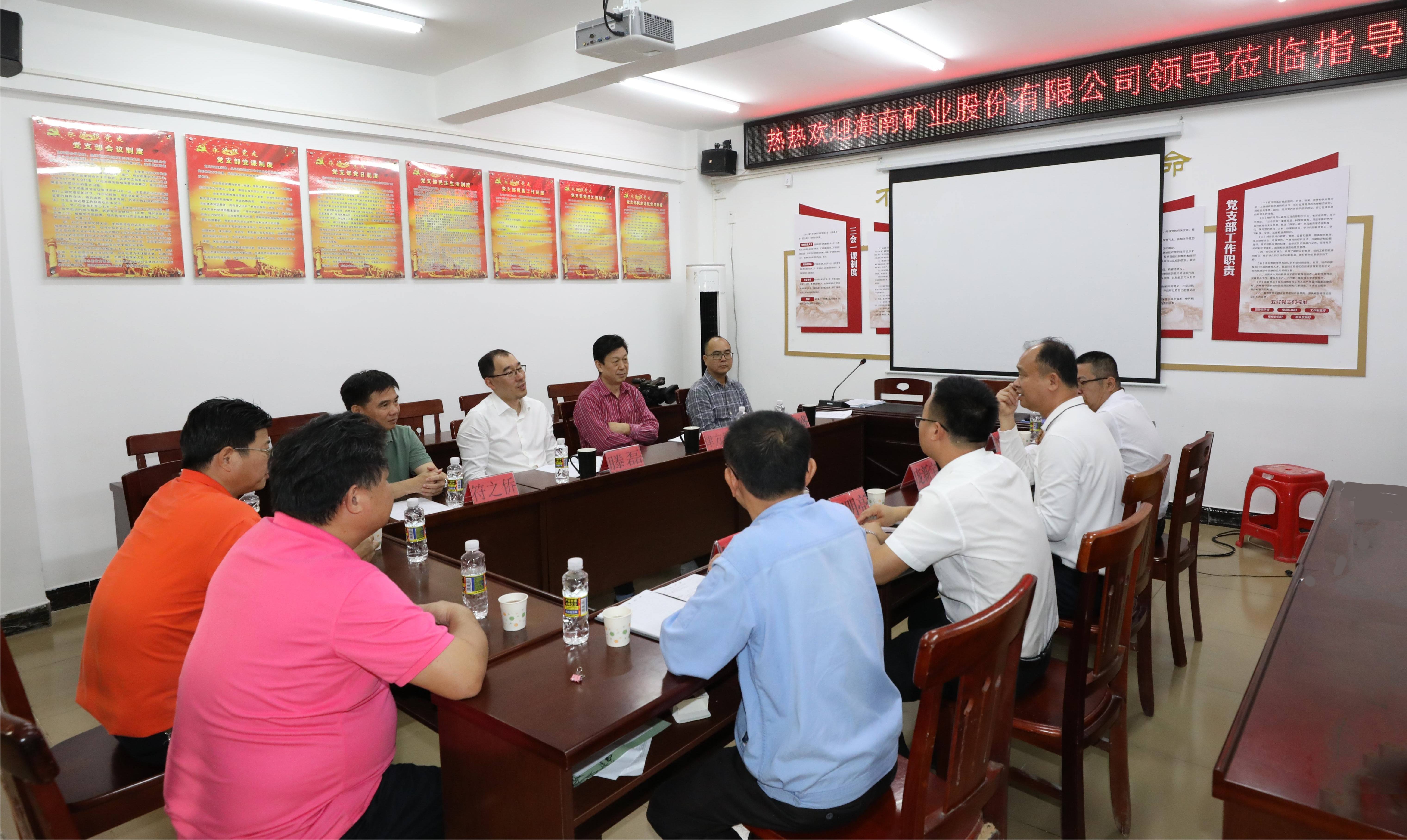 2121非凡总裁滕磊到兴诗村发展调研与慰问