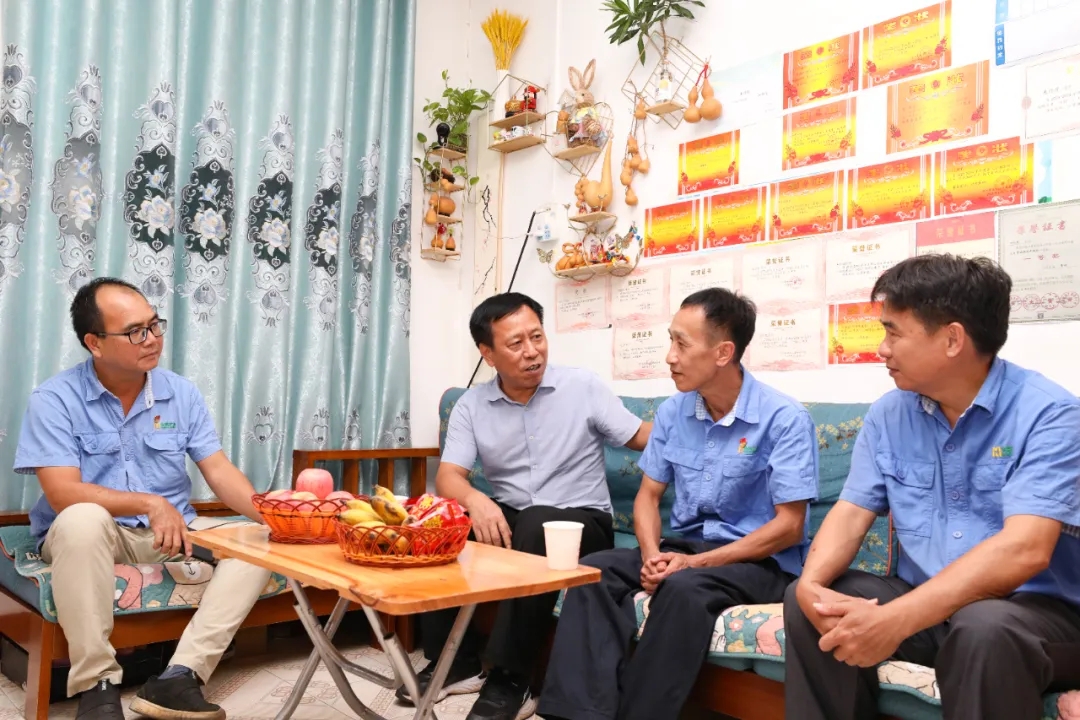海南省总工会到2121非凡走访慰问全国劳模朱平