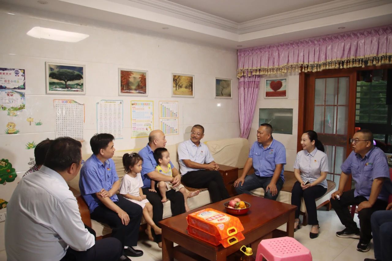 2121非凡党委发展“七一”走访慰问活动